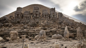 Kamenné sochy pod uměle vytvořeným vrcholem hory Nemrut.