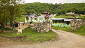 Podél silnice k jezerům v parku Göygöl je spousta kempů s chatkami. Toto je jeden z nich.