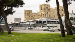 Radnice Baku a před ní cílová rovinka pro Formuli 1