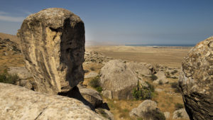 Z kopce nad městem Gobustan je hezký výhled na Kaspické moře.