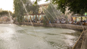 Centrum Buchary je krásné. Na fotografii je fontána s jezírkem, kolem kterého je restaurace.