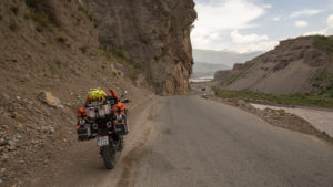 Krásná silnice Pamir Highway, v těchto místech asfaltová. Hned vedle silnice teče dravá řeka Kyzylsu.