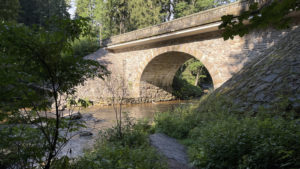 Kamenný most byl postaven v letech 1900 až 1903. Most překonává Divokou Orlici v přírodní rezervaci Zemská brána. Most prošel celkovou rekonstrukcí v letech 2004 - 2005. Při rekonstrukci byl kladen důraz na zachování historických materiálů a vzhledu mostu.